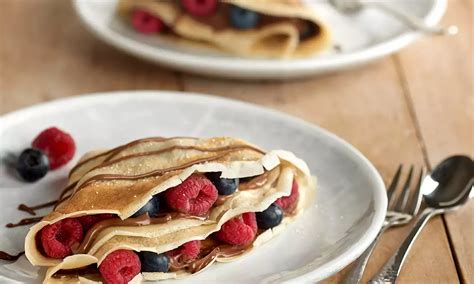 Crepe doblado relleno de frutos rojos y crema de anacardos