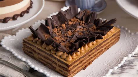 Imagen de una deliciosa chocotorta decorada con rosetones de crema y trocitos de chocolate