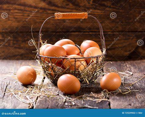 Huevos frescos en una cesta