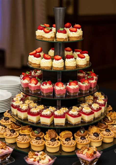 Mesa con variedad de postres individuales para eventos