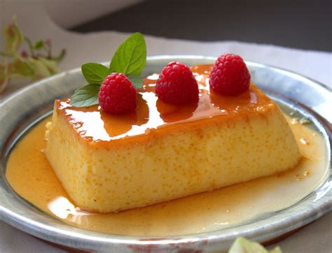 Flan de queso casero con sirope de frutos rojos
