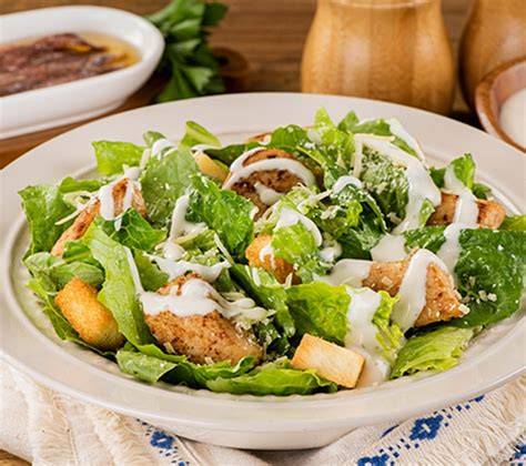 Ensalada César con pollo frito