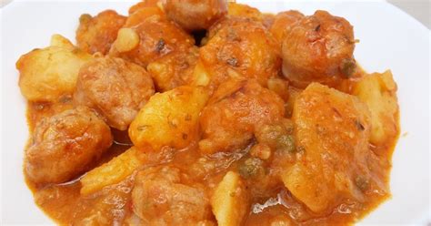 Guiso de butifarra, níscalos y patatas