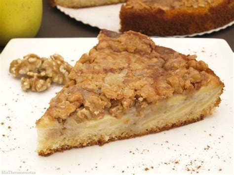 Pastel de manzana con crujiente de nuez, corte transversal