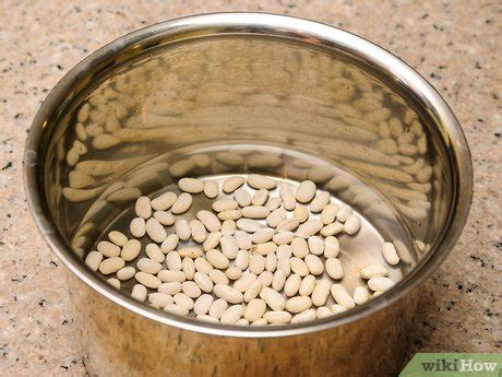 Frijoles secos en remojo en un bol grande