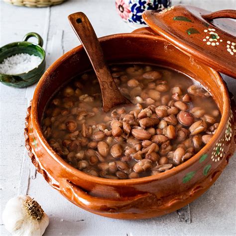 Olla con alubias cocinándose