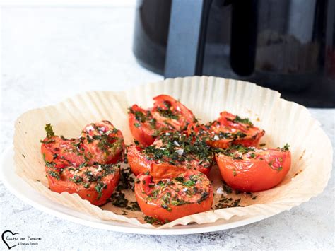 Salchichas con tomates asados en freidora de aire