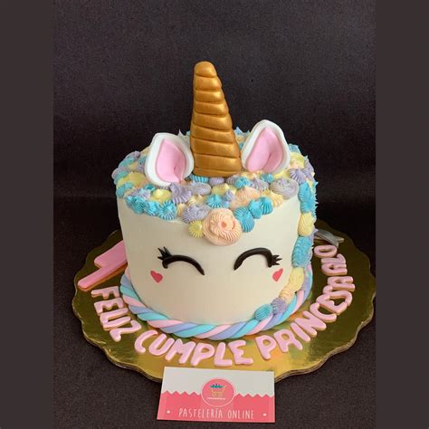 Pastel de unicornio con decoración de fondant