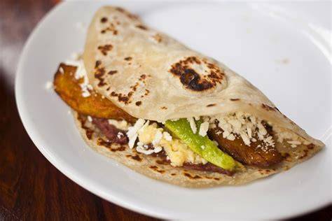 Plato típico de baleadas hondureñas recién preparadas