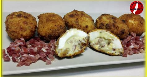 Plato de huevos rellenos rebozados y fritos recién hechos