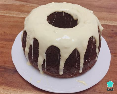 Bizcocho esponjoso con cobertura brillante de chocolate blanco