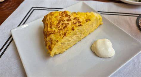 Presentación elegante de una tortilla española servida en vaso
