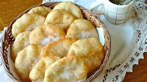Preparación de tortas fritas tradicionales en un evento al aire libre