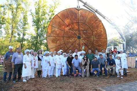 Esquema logístico de la elaboración de la torta frita gigante con grúa