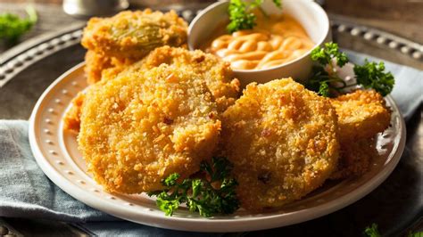 Plato de comida japonesa con rebozado crujiente de panko
