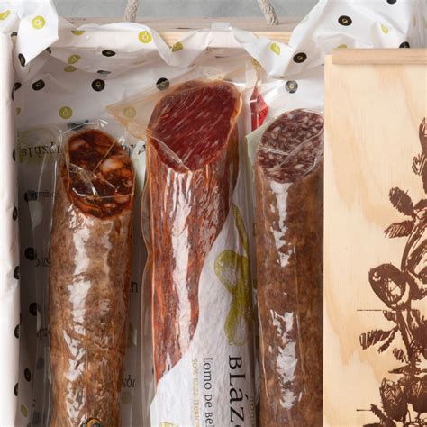 Selección de embutidos ibéricos artesanales y jamones curados