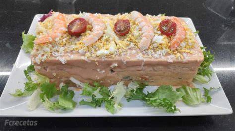 Pastel de marisco decorado con gambas y huevo