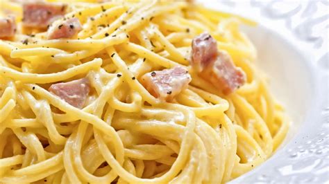 Plato de spaghetti a la carbonara tradicional