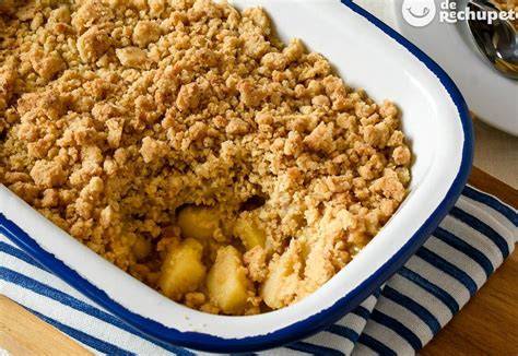 Delicioso crumble de manzana verde servido en una fuente