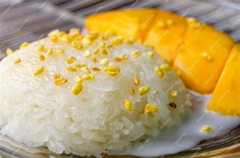 Plato de arroz pegajoso con mango fresco y crema de coco