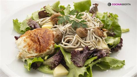 Ensalada templada con gulas servida en un plato elegante