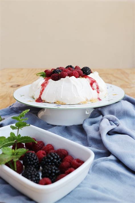 delicioso sirope de frutos rojos servido sobre un postre