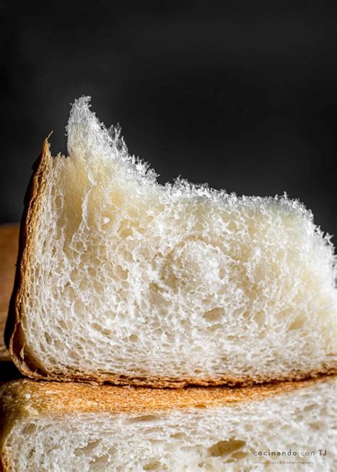 Detalle de la miga esponjosa de la coca de leche