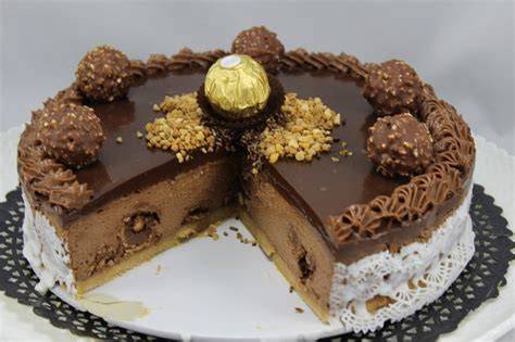 Tarta Ferrero Rocher decorada con avellanas y bombones