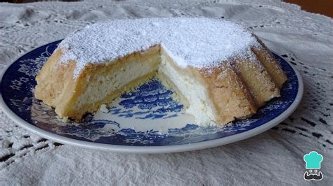 Torta de ricota clásica servida en un plato