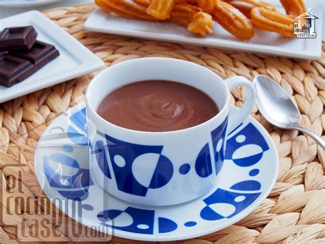 Taza con pastel de chocolate casero y cuchara