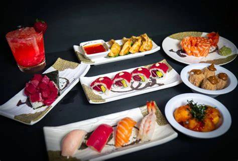 Variedad de platos de sushi en un restaurante