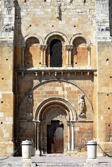 Fachada de la Colegiata de San Isidoro con sus portadas