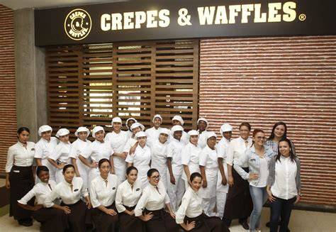 empleadas trabajando en la cocina de Crepes & Waffles