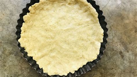 Masa de tarta estirada en papel de horno