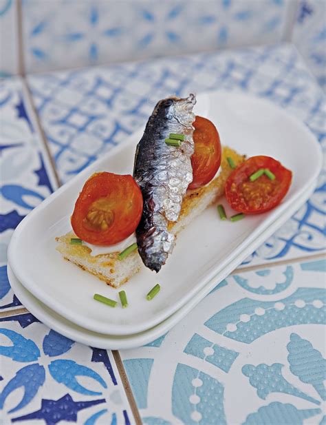Bandeja de horno con sardinas sobre una cama de sal