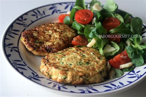 hamburguesas de pollo y calabacín recién hechas