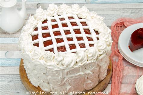 Torta María Luisa decorada con merengue y relleno de guayaba