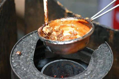 proceso de caramelización de nueces en un cazo