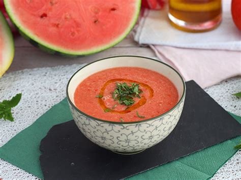 cuenco de sopa fría de sandía con un toque de yogur y menta fresca
