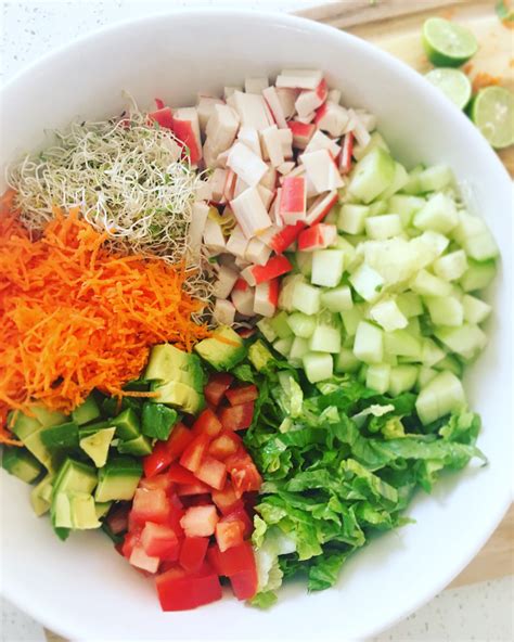 Ensalada fresca de merluza y surimi servida en un bol