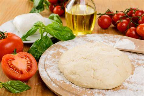 Pizza terminada con ingredientes variados y frescos