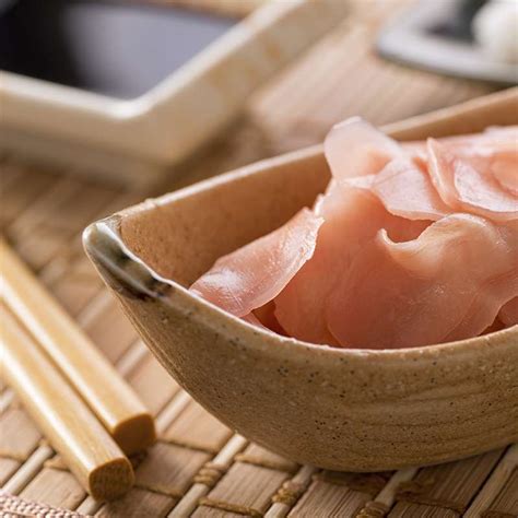 Plato de sushi con láminas de jengibre encurtido (gari) a un lado