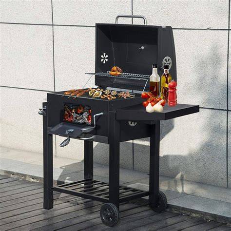Área de cocina de barbacoa organizada con mesa auxiliar y herramientas