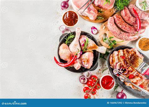 Selección de carnes crudas preparadas para la barbacoa