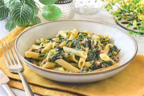Plato de pasta con espinacas y salsa cremosa