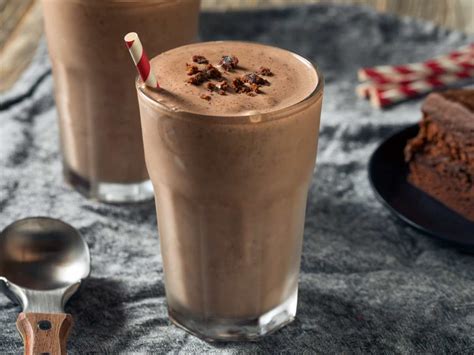 Vaso de batido de chocolate artesanal con decoración de canela