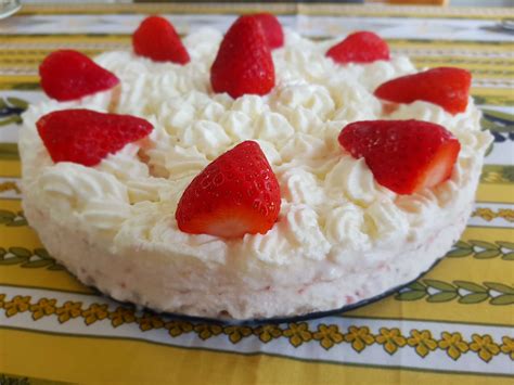 Tarta de nata casera decorada con espolvoreado de azúcar glas