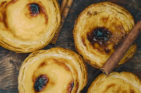 Detalle de pastéis de nata recién horneados con canela espolvoreada