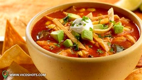 Plato de sopa azteca tradicional servido con aguacate, queso y tiras de tortilla