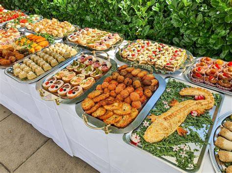 Variedad de sándwiches en una mesa